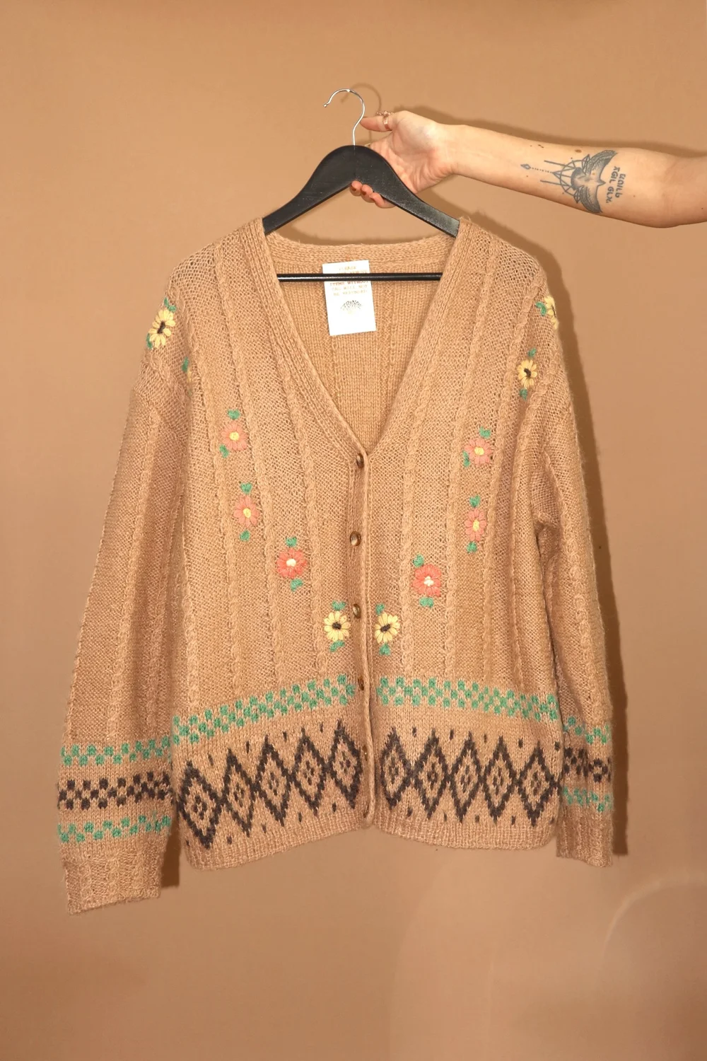 VINTAGE 70s HAND KNITTED FLORAL FOLK BEIGE CARDIGAN - LARGE